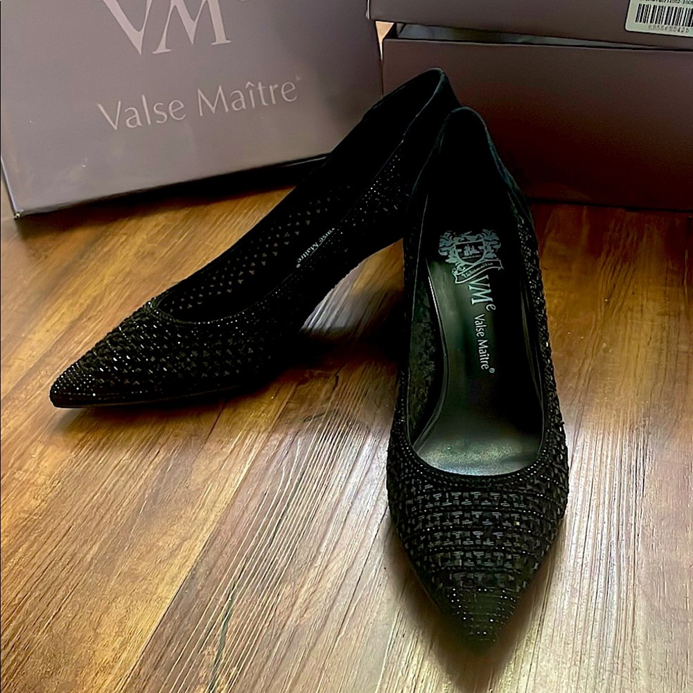 VM Black Diamond Decorating Leather Heel Pumps with Textured Finish